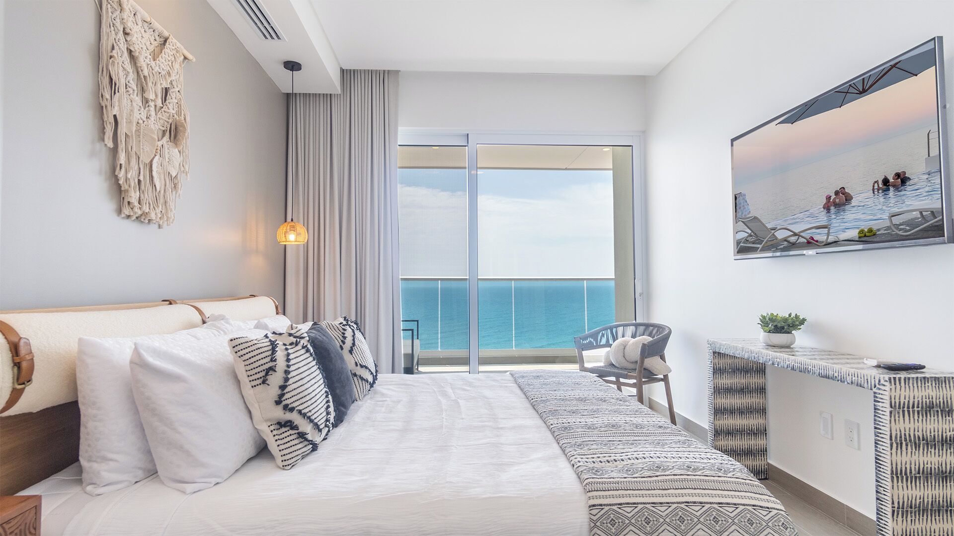 Condo, nhiều giường, ban công, quang cảnh biển (Encantame Towers Viento 1502) | 2 phòng ngủ, trang trí khác biệt 