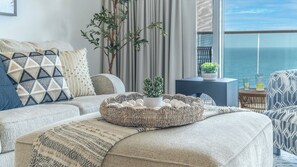 Daire, Birden Çok Yatak, Balkon, Okyanus Manzaralı (Encantame Towers Viento 1502) | Oturma alanı | Dijital TV kanalları bulunan 42 inç düz ekran televizyon 