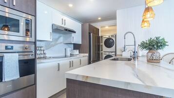 Condo, varias camas, balcón, vista al océano (Encantame Towers Viento 1502) | Cocina privada