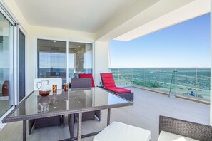 コンドミニアム ベッド (複数台) バルコニー オーシャンビュー (Encantame Towers Verano 801) | 屋外ダイニングエリア