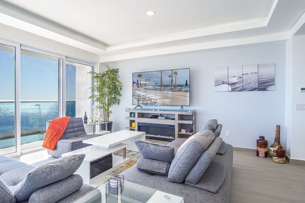 คอนโด, หลายเตียง, ระเบียง, วิวทะเล (Encantame Towers Verano 801) | บริเวณนั่งเล่น | ทีวีจอแบน 42 นิ้ว พร้อมช่องดิจิตอล