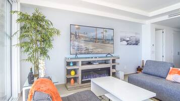 Condo, varias camas, balcón, vista al océano (Encantame Towers Verano 801) | Área de sala de estar | Televisión de pantalla plana de 42 pulgadas con canales digitales