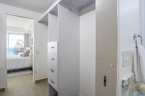 Condo, nhiều giường, ban công, quang cảnh biển (Encantame Towers Verano 801) | 3 phòng ngủ, trang trí khác biệt 