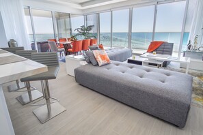 Condo, nhiều giường, ban công, quang cảnh biển (Encantame Towers Verano 801) | Nội thất