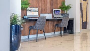 Condo, varias camas, balcón, vista al océano (Encantame Towers Verano 801) | Centro de negocios