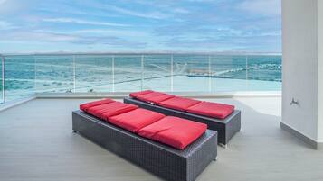 Condo, varias camas, balcón, vista al océano (Encantame Towers Verano 801) | Vista desde la habitación