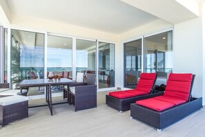 Bloc d'apartaments, diversos llits, balcó, vistes a l'oceà (Encantame Towers Verano 801) | Servei de restauració a l'aire lliure