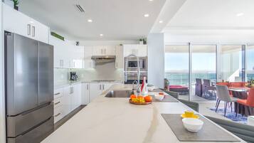 Appartement, Meerdere bedden, balkon, uitzicht op zee (Encantame Towers Verano 801) | Privékeuken | Een eettafel