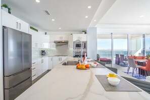 Appart'hôtel, plusieurs lits, balcon, vue océan (Encantame Towers Verano 801) | Cuisine privée | Tables à manger