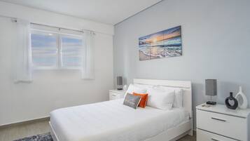 Condo, varias camas, balcón, vista al océano (Encantame Towers Verano 801) | 3 habitaciones, decoración personalizada y muebles diferentes