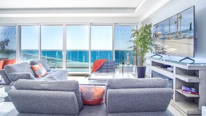 คอนโด, หลายเตียง, ระเบียง, วิวทะเล (Encantame Towers Verano 801) | บริเวณนั่งเล่น | ทีวีจอแบน 42 นิ้ว พร้อมช่องดิจิตอล