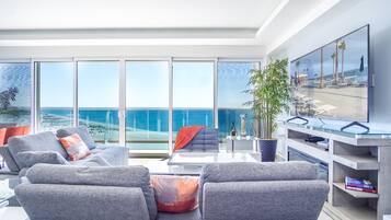 Bloc d'apartaments, diversos llits, balcó, vistes a l'oceà (Encantame Towers Verano 801) | Sala d'estar | Televisor de pantalla plana de 42 polzades amb canals digitals