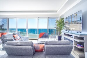 Bloc d'apartaments, diversos llits, balcó, vistes a l'oceà (Encantame Towers Verano 801) | Sala d'estar | Televisor de pantalla plana de 42 polzades amb canals digitals 