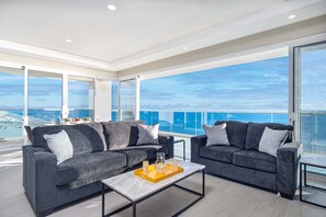 Condo, varias camas, balcón, vista al océano (Encantame Towers Velero 705) | Área de sala de estar | Televisión de pantalla plana de 42 pulgadas con canales digitales 