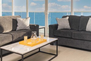 شقة - عدة أسرّة - بشرفة - بمنظر للمحيط (Encantame Towers Velero 705) | منطقة المعيشة | تلفزيون بشاشة مسطحة بحجم 42-بوصة يعرض قنوات تلفزيونية رقمية