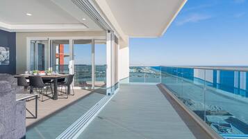 Condo, varias camas, balcón, vista al océano (Encantame Towers Velero 705) | Vista desde la habitación