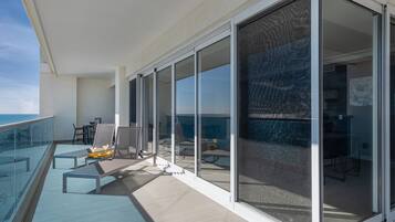 Lägenhet - flera sängar - balkong - havsutsikt (Encantame Towers Velero 705) | Restaurang utomhus