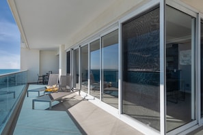 Lägenhet - flera sängar - balkong - havsutsikt (Encantame Towers Velero 705) | Restaurang utomhus