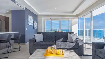 Lägenhet - flera sängar - balkong - havsutsikt (Encantame Towers Velero 705) | Vardagsrum | 42-tums platt-tv med digitalkanaler