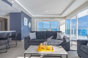 Lägenhet - flera sängar - balkong - havsutsikt (Encantame Towers Velero 705) | Vardagsrum | 42-tums platt-tv med digitalkanaler