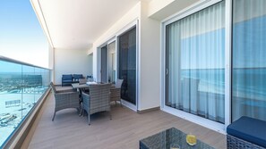 Apartment, Mehrere Betten, Balkon, Meerblick (Encantame Towers Viento 1102) | Speisen im Freien