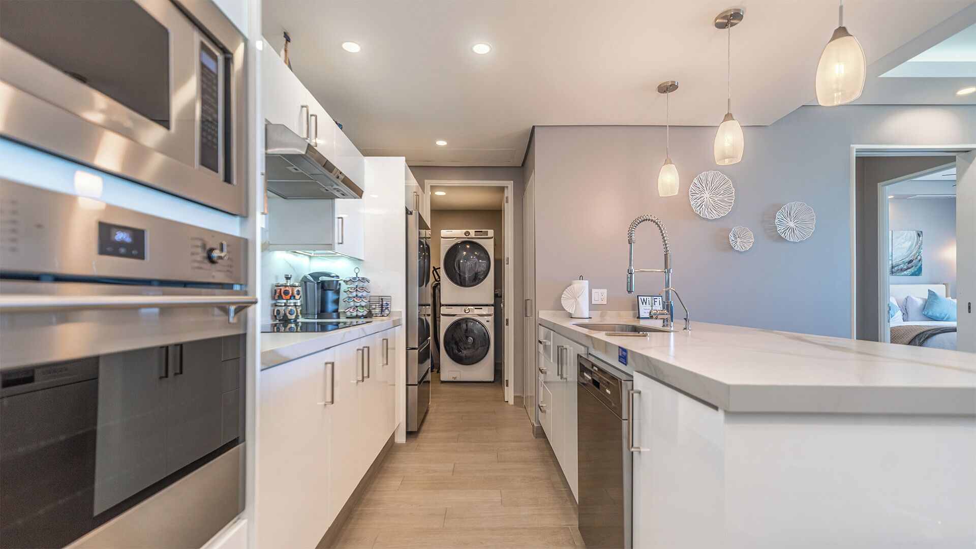 Condo, varias camas, balcón, vista al océano (Encantame Towers Viento 1102) | Cocina privada | Comedor 