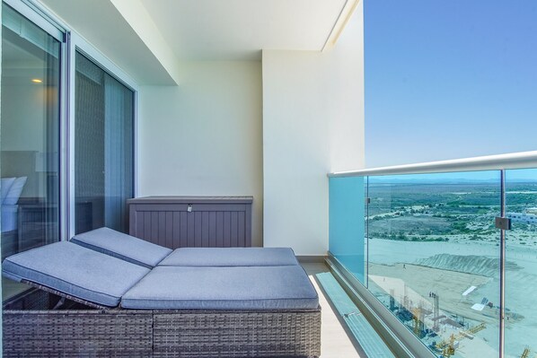 شقة - عدة أسرّة - بشرفة - بمنظر للمحيط (Encantame Towers Verano 1405) | شرفة/رواق