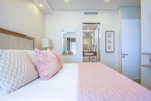 Lägenhet - flera sängar - balkong - havsutsikt (Encantame Towers Verano 1405) | 2 sovrum, individuell inredning, unika möbler och sängkläder