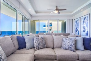 شقة - عدة أسرّة - بشرفة - بمنظر للمحيط (Encantame Towers Verano 1405) | منطقة المعيشة | تلفزيون بشاشة مسطحة بحجم 42-بوصة يعرض قنوات تلفزيونية رقمية