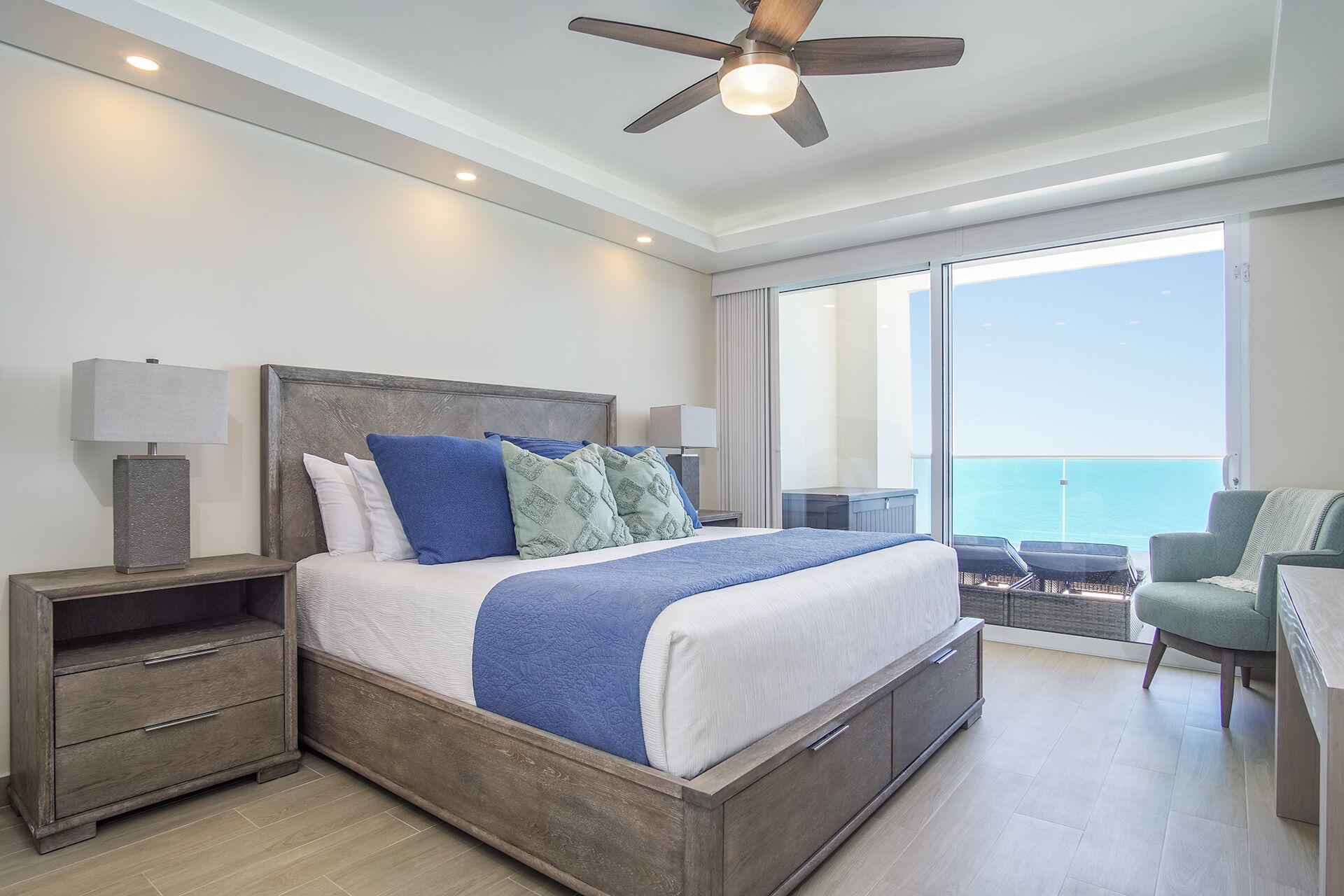 Condo, nhiều giường, ban công, quang cảnh biển (Encantame Towers Verano 1405) | 2 phòng ngủ, trang trí khác biệt 