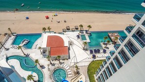 Un complexe hôtelier doté de plusieurs piscines, d’une plage et d’un toboggan aquatique.