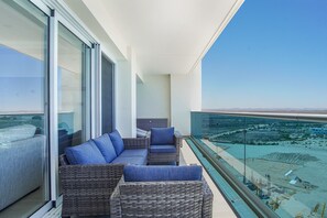 Condo, nhiều giường, ban công, quang cảnh biển (Encantame Towers Verano 1405) | Hiên