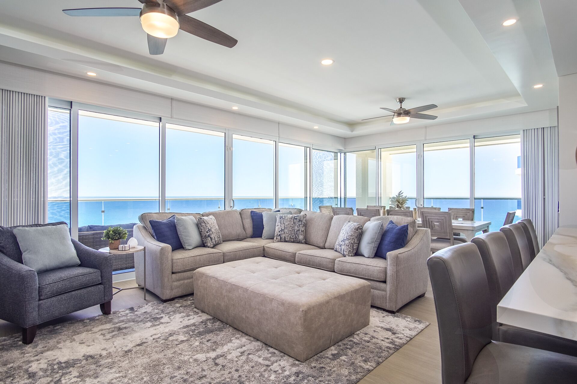 Appartamento, letti multipli, balcone, vista oceano (Encantame Towers Verano 1405) | Area soggiorno | TV a schermo piatto 42 pollici con canali digitali