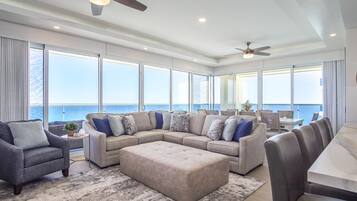 Appartamento, letti multipli, balcone, vista oceano (Encantame Towers Verano 1405) | Area soggiorno | TV a schermo piatto 42 pollici con canali digitali