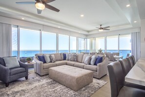 Condo, varias camas, balcón, vista al océano (Encantame Towers Verano 1405) | Área de sala de estar | Televisión de pantalla plana de 42 pulgadas con canales digitales 