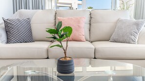 شقة - عدة أسرّة - بشرفة - بمنظر للمحيط (Encantame Towers Viento 205) | منطقة المعيشة | تلفزيون بشاشة مسطحة بحجم 42-بوصة يعرض قنوات تلفزيونية رقمية