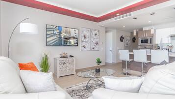 Lägenhet - flera sängar - balkong - havsutsikt (Encantame Towers Viento 205) | Vardagsrum | 42-tums platt-tv med digitalkanaler