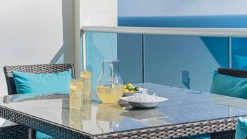 Condo, 1 cama King size y sofá cama, balcón, vista al océano (Encantame Towers Velero 1103) | Restaurante al aire libre