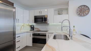 Condo, 1 cama King size y sofá cama, balcón, vista al océano (Encantame Towers Velero 1103) | Cocina privada | Comedor