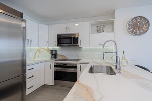 Condo, 1 cama King size y sofá cama, balcón, vista al océano (Encantame Towers Velero 1103) | Cocina privada | Comedor 