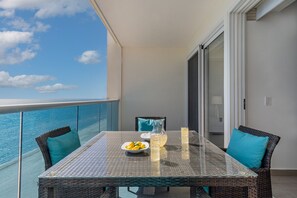 Apartment, 1 King-Bett und Schlafsofa, Balkon, Meerblick (Encantame Towers Velero 1103) | Speisen im Freien