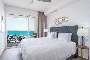 Condo, nhiều giường, ban công, quang cảnh biển (Encantame Towers Verano 1402) | 2 phòng ngủ, trang trí khác biệt 