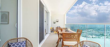 Leilighet, flere senger, balkong, havutsikt (Encantame Towers Verano 1402) | Utendørsservering