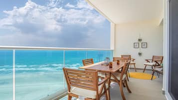 Appart'hÎtel, plusieurs lits, balcon, vue océan (Encantame Towers Verano 1402) | Restauration extérieure