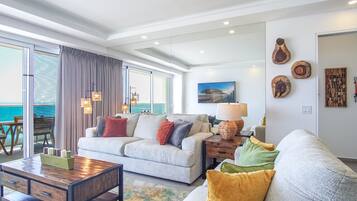 Appart'hÎtel, plusieurs lits, balcon, vue océan (Encantame Towers Verano 1402) | Coin séjour | Télévision à écran plat de 42 pouces avec chaßnes numériques