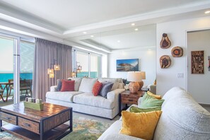 公寓客房, 多張床, 露台, 海景 (Encantame Towers Verano 1402) | 客廳 | 42 吋平面電視連數碼電視頻道