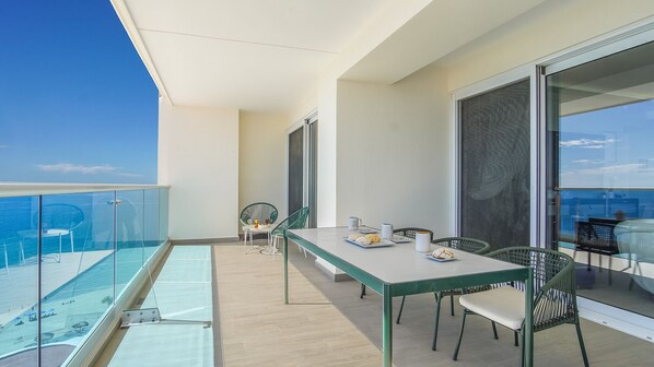 Condo, varias camas, balcón, vista al océano (Encantame Towers Verano 1101) | Restaurante al aire libre