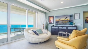 Condo, varias camas, balcón, vista al océano (Encantame Towers Verano 1101) | Área de sala de estar | Televisión de pantalla plana de 42 pulgadas con canales digitales 