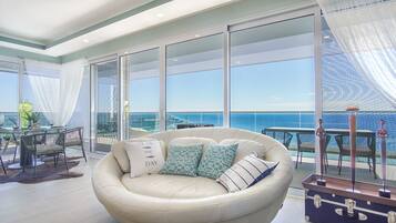 Appartamento, letti multipli, balcone, vista oceano (Encantame Towers Verano 1101) | Area soggiorno | TV a schermo piatto 42 pollici con canali digitali