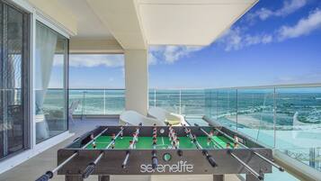 Condo, varias camas, balcón, vista al océano (Encantame Towers Verano 1101) | Sala de juegos